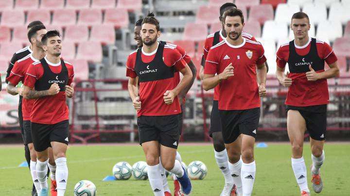 El Almería sigue entrenando a la espera de una resolución.