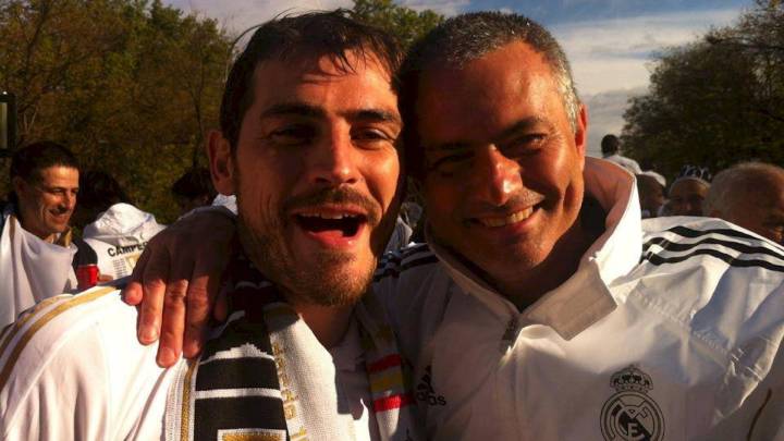 Mourinho y Casillas celebran la Liga de 2012.