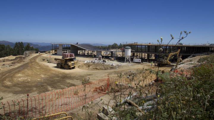 Un camión circula por los terrenos donde el Celta está construyendo su Ciudad Deportivo.