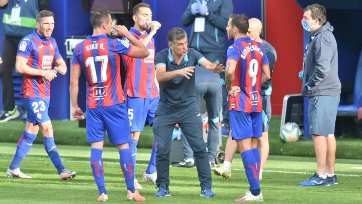 MENDILIBAR y los jugadores del Eibar en una pausa para hidratación