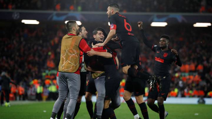 Los jugadores del Atlético celebran uno de los goles de Llorente al Liverpool.