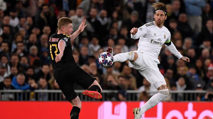 Real Madrid's Spanish defender Sergio Ramos (R) challenges Manchester City's Belgian midfielder Kevin De Bruyne during the UEFA Champions League round of 16 first-leg football match between Real Madrid CF and Manchester City at the Santiago Bernabeu stadium in Madrid on February 26, 2020. (Photo by PIERRE-PHILIPPE MARCOU /