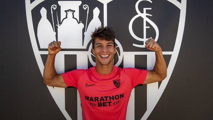 Óliver Torres posa sonriente para AS en la Ciudad Deportiva del Sevilla.