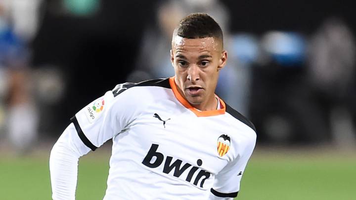 Rodrigo golpea el balón en un partido de la pasada temporada.