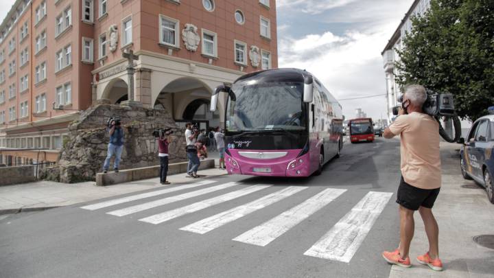 Autobús con jugadores del Fuenlabrada e A Coruña