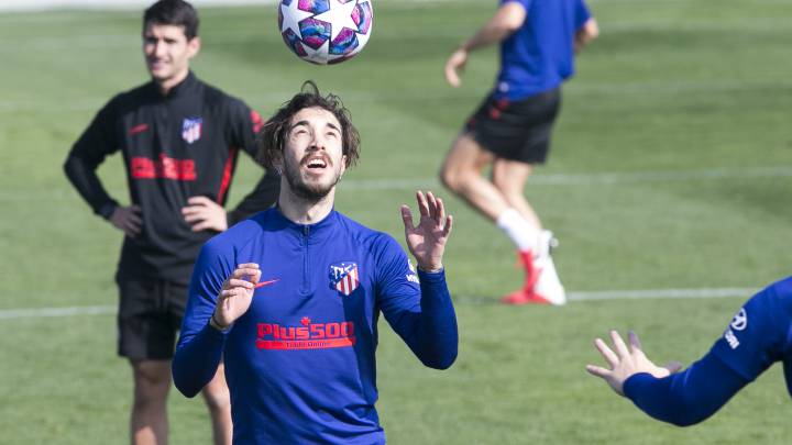 Vrsaljko con el balón de la Champions.