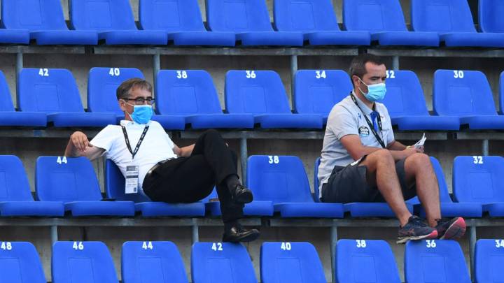 Fernando Vázquez en la grada de Riazor