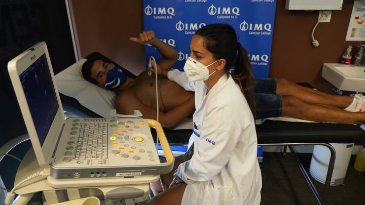 Los jugadores del Alavés se someten al reconocimiento médico antes del arranque de la temporada.