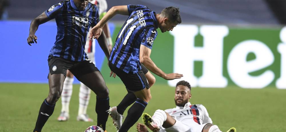 Neymar peleando con Freuler.