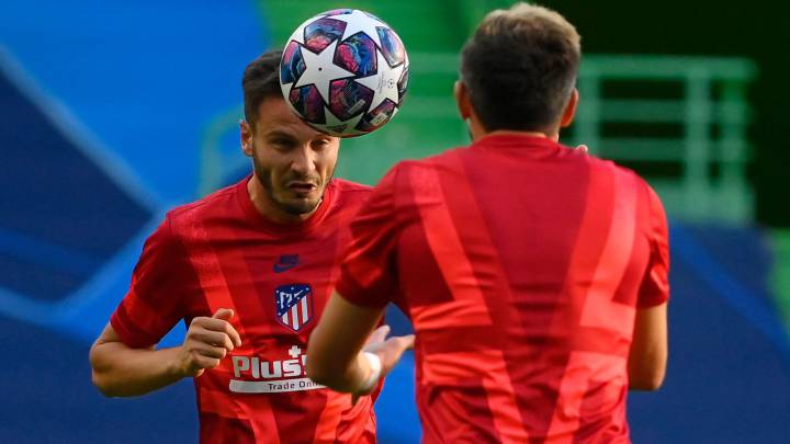 Saúl calentando antes de jugar contra el Leipzig
