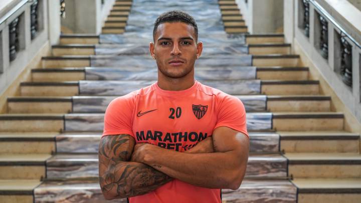 El central del Sevilla Diego Carlos revela que sus modelos son Thiago Silva y Puyol y que hace falta "fidelidad y amor a los colores" en el mundo del fútbol