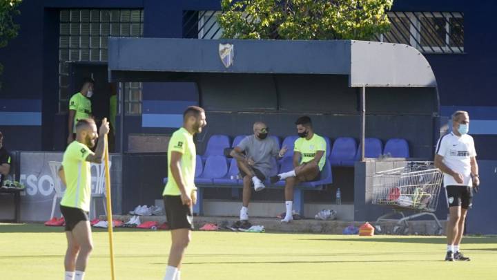 Manolo Gaspar habla con Adrián en plena época de reajustes salariales