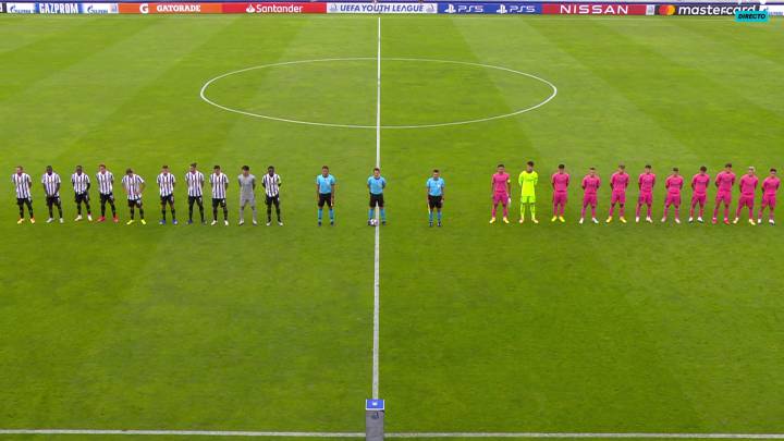 Los jugadores de la Juventus y el Real Madrid sobre el césped del Colovray Sports Centre de Nyon (Suiza).