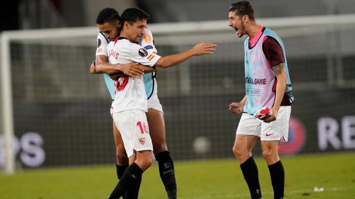 Jesús Navas había dado a De Jong el gol del triunfo sevillista, vivido una tensión tremenda. Felix Brych pitó el final y el palaciego que jugará por levantar su primer título en el Sevilla como capitán, rompió a llorar. No podía contener las lágrimas, alegría del sevillismo. Navas, el mismo que le había dado el pase de gol a Antonio Puerta en las semifinales de 2006. La leyenda del Duende se granda Navas ya sabe lo que es ganar la Europa League con el Sevilla. Lo hizo en ese 2006 y en 2007, cuando entonces se denominaba Copa de la UEFA. Ahora el palaciego quiere revivir esa gloria con el equipo de su vida y alzar el título al cielo de Colonia, donde se jugará la final, ante Inter o Shakhtar, el próximo viernes 21 de agosto. "Estamos muy entusiasmados cada vez que jugamos en la Europa League. Es una situación única y queremos llegar a la final. En estos momentos difíciles que estamos viviendo todos, ganar la Europa League sería genial para la afición y para todos nosotros. También sería especial para mí, como capitán y como alguien de Sevilla, levantar el trofeo", había confesado esta semana Navas al portal oficial de la UEFA. Ya ha cumplido, y lloró por ello, la primera parte de ese sueño.