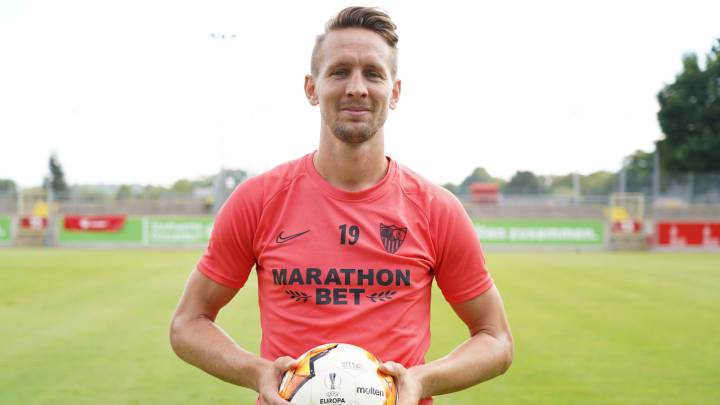 El delantero holandés del Sevilla Luuk de Jong, que anotó al Manchester United en la semifinal prefiere ganar la Europa League al Inter a ser el héroe.