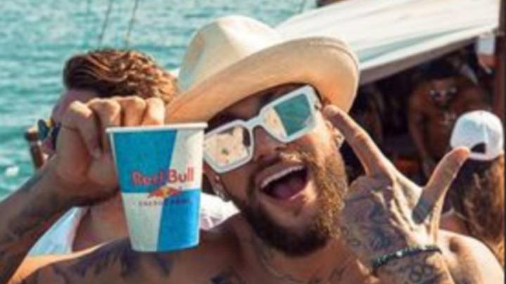 Neymar con un vaso de Red Bull