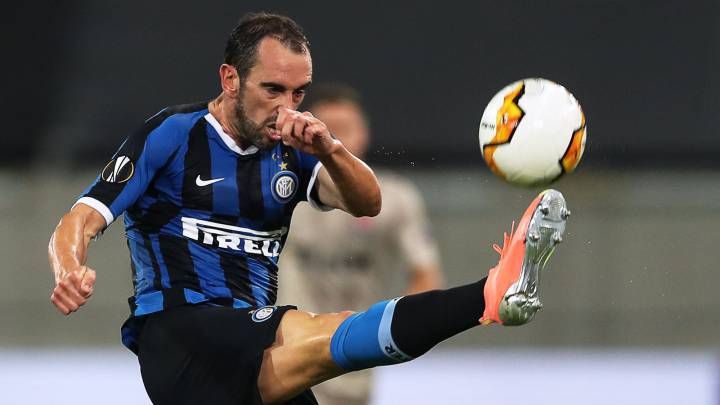 Inter Milan's Uruguayan defender Diego Godin clears the ball during the UEFA Europa League semi-final football match Inter Milan v Shakhtar Donetsk on August 17, 2020 in Duesseldorf, western Germany. (Photo by Lars Baron / POOL / AFP)