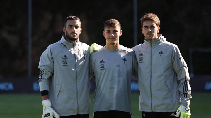 Los porteros Raúl García, Iago Domínguez e Iván Villar posan durante un entrenamiento del Celta.