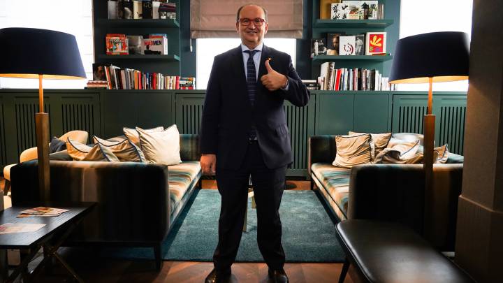 El presidente del Sevilla José Castro busca su cuarta Europa League, sexta del club, desde que accedió al cargo en 2013. Echa en falta a los aficionados.