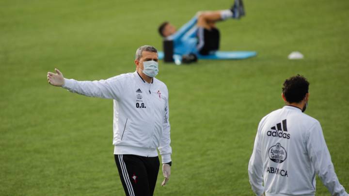 Óscar García dirige al equipo durante un entrenamiento en A Madroa