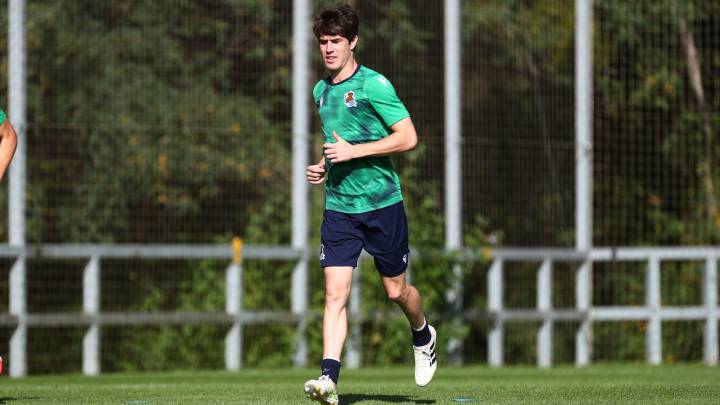 Aritz Elustondo se une al grupo tras superar el Covid-19