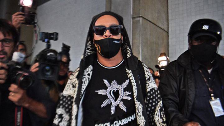 Ronaldinho llega a Río de Janeiro tras seis meses detenido en Paraguay