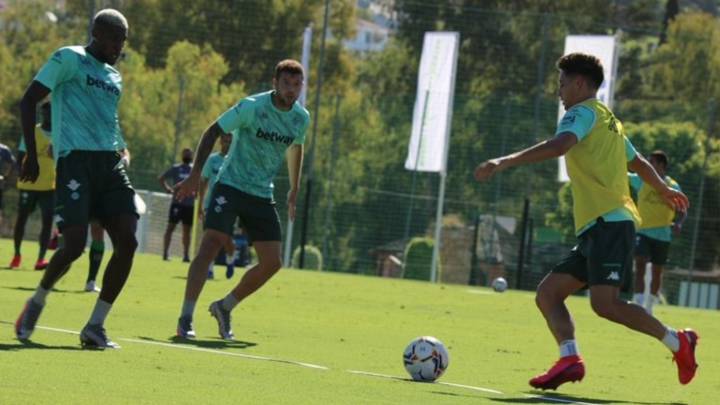El Betis se entrenó en Sevilla sin Loren Morón, William Carvalho ni Nabil Fekir, que siguen ausentes después de anunciarse tres casos de coronavirus.