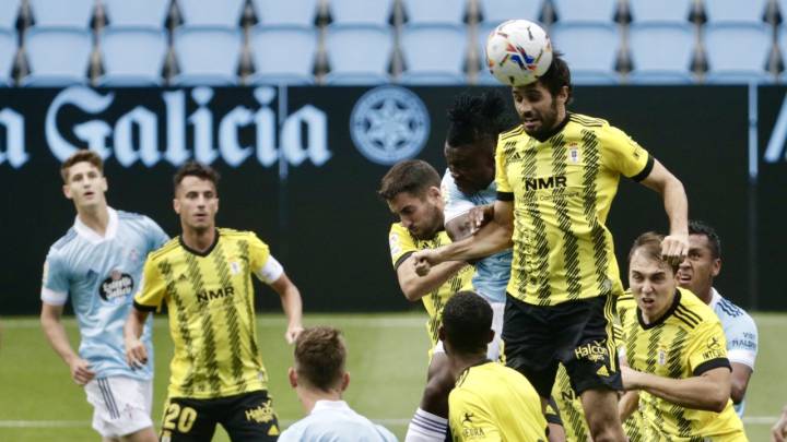 Arribas despeja de cabeza un balón superando en el salto a Aidoo durante el amistoso entre el Celta y el Oviedo celebrado en Balaídos.