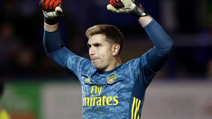 Emiliano Martinez celebrate un gol con el Arsenal esta temporada.