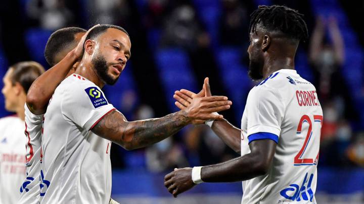 Depay celebra un gol con Cornet