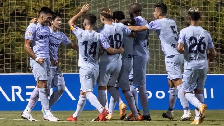 Los jugadores del Valencia celebran un gol