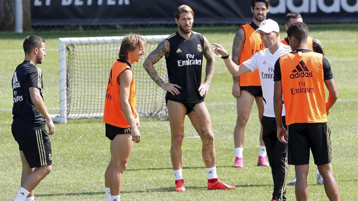 Zidane da instrucciones a sus jugadores durante una sesión en la pretemporada del año pasado.