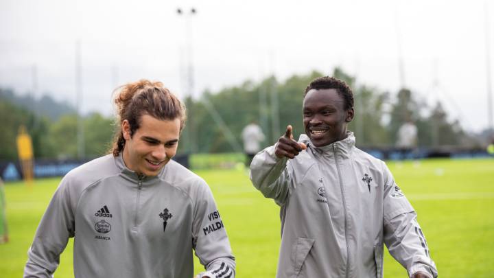 Pione Sisto bromea con Miguel Rodríguez durante un entrenamiento del Celta en A Madroa.