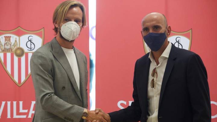 Rakitic aterriza en Sevilla