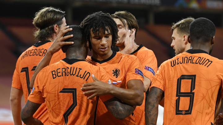 Holanda 1- Polonia 0: Bergwijn celebra un gol con sus compañeros.