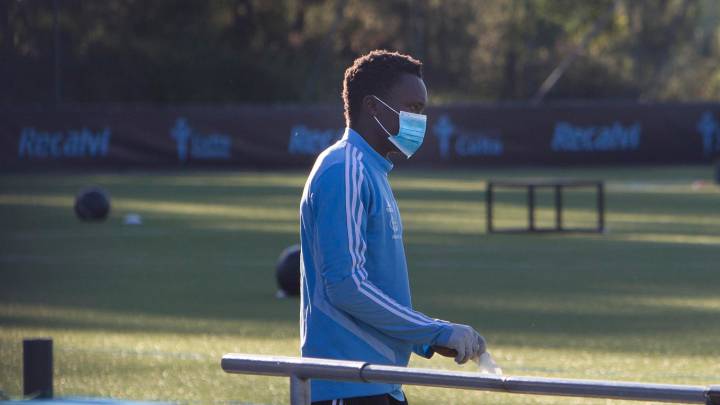Pione Sisto acudió a las instalaciones de A Madroa para despedirse de sus compañeros