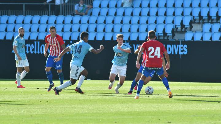 Baeza y Renato Tapia presionan a un jugador del Sporting