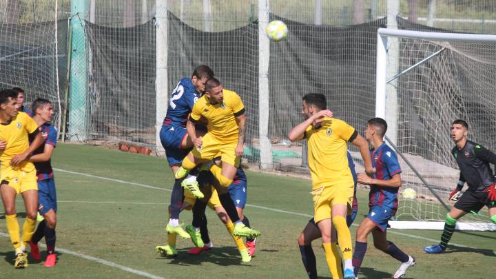 El 'Torito' Acuña ilusiona en su debut con el Hércules