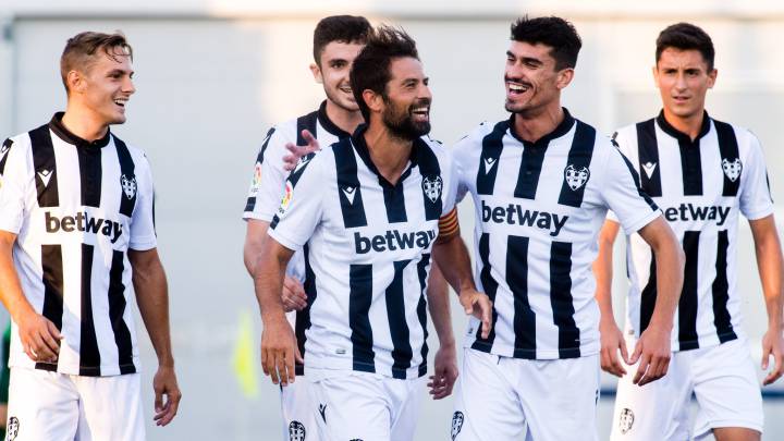 Coke celebra un gol con los jugadores del Levante.