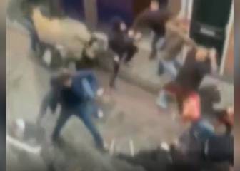 Batalla campal entre hooligans destrozando todo