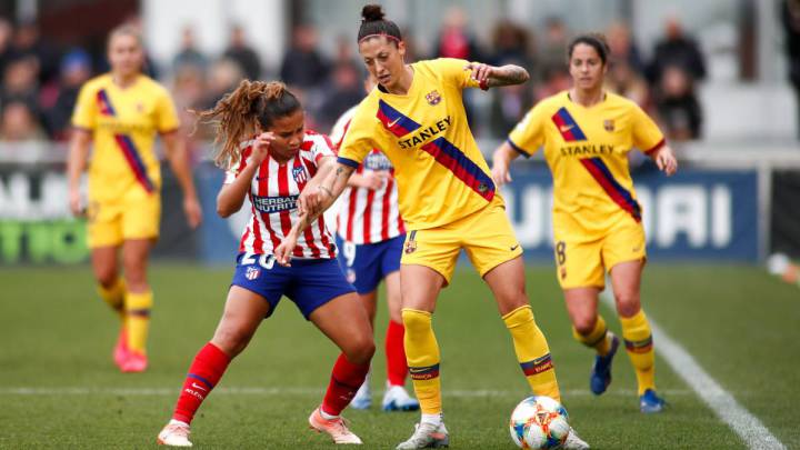 Leicy Santos, del Atlético, y Jenni Hermoso, del Barça, durante un Clásico de la Primera Iberdrola.