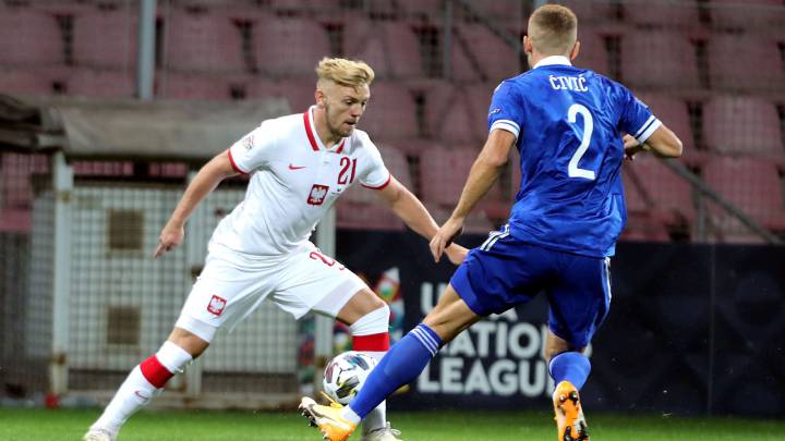 Zenica (Bosnia And Herzegovina), 07/09/2020.- Bosnia's Eldar Civic (R) in action against Poland's Kamil Jozwaik (L) during the UEFA Nations League soccer match between Bosnia and Poland in Zenica, Bosnia and Herzegovina, 07 September 2020. (Bosnia-Herzegovina, Polonia) EFE/EPA/FEHIM DEMIR