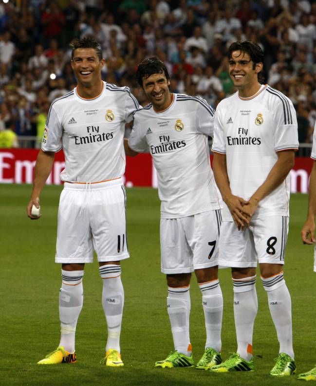 Raúl, Cristiano Ronaldo y Kaká en un Trofeo Bernabéu en 2013.