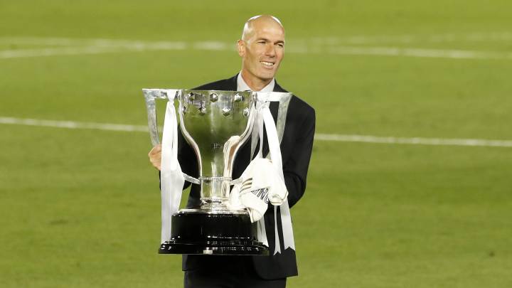 Zinedine Zidane, con el trofeo de campeón de la Liga 34 para el Real Madrid.