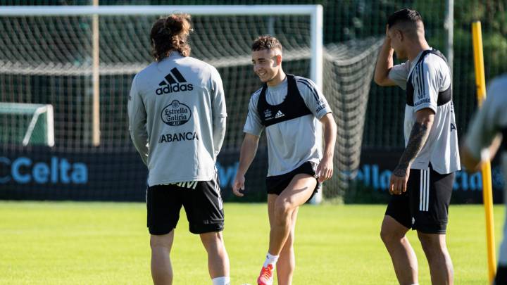 Emre Mor, con el balón, junto a Miguel Rodríguez y Toro Fernández durante un entrenamiento en A Madroa.