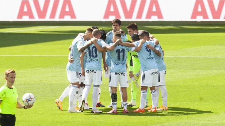 Los jugadores del Celta se abrazan antes del inicio del partido contra el Eibar en Ipurua