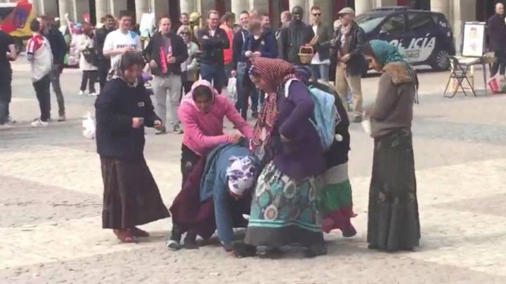 Los hinchas del PSV que vejaron a unas mujeres gitanas en Madrid aceptan 3 meses de cárcel
