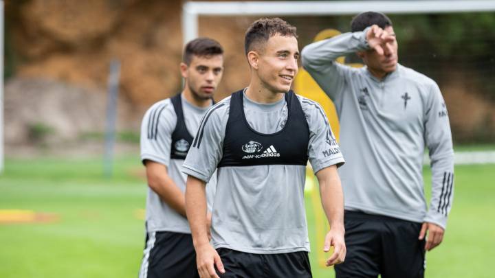 Emre Mor, durante un entrenamiento, con Fran Beltrán y Lucas Olaza detrás del jugador turco.