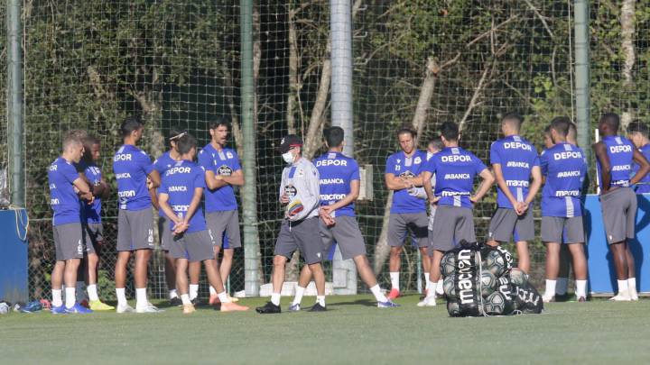 Fernando Vázquez y la plantilla del Deportivo en Abegondo