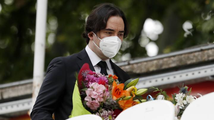 Presa, depositando flores por los fallecidos por COVID en el estadio.